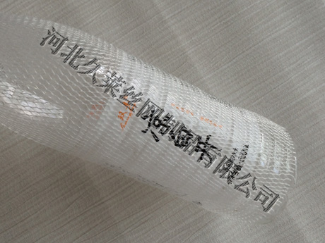 礦泉水瓶網(wǎng)套，是瓶裝飲用水廠(chǎng)家必用的一種保護網(wǎng)套，國內的礦泉水有一大部分是用來(lái)出口的，在生產(chǎn)的過(guò)程中，瓶裝水密封后須在瓶子外邊套上一層塑料網(wǎng)套，這種網(wǎng)套柔軟、細密，避免在裝箱的過(guò)程瓶與瓶之前的摩擦所造